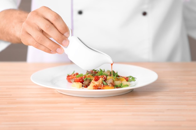 Szef kuchni przygotowuje danie